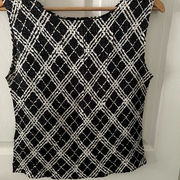 Black and White Shell Tank, Perfect For Business, Size Large - Picture 2 of 2